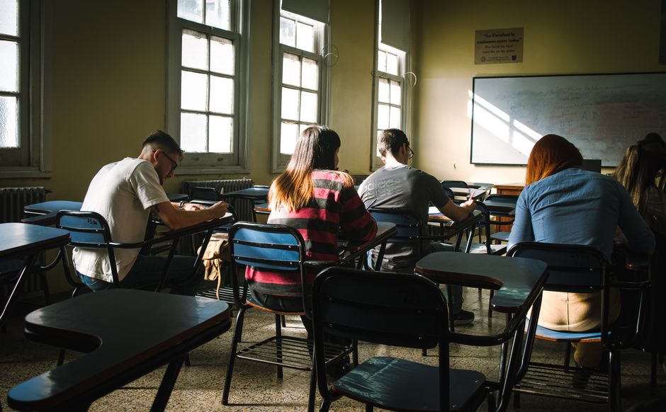 Englisch Sprachkurs in einem Klassenraum mit Lernmaterialien und Tafel